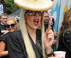 Леди Гага накормила поклонников пиццей на 1000 долларов  