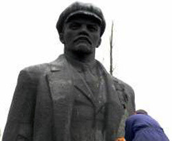 Памятник Ленину в Чернигове покрасили в цвета украинского флага 