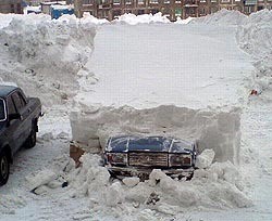 Снег на киевских парковках убирают даже по ночам 