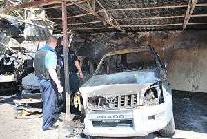 На платной стоянке огонь уничтожил 11 машин