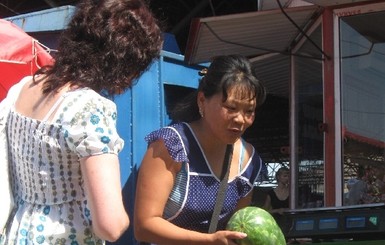 Казахи под Полтавой собрали первый урожай арбузов в конце июня