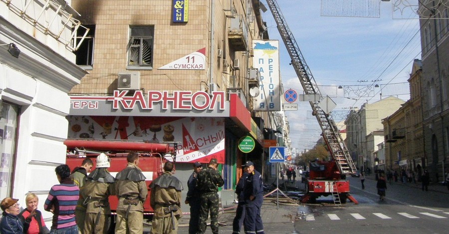 Сотня пожарных не смогла спасти здание на Сумской