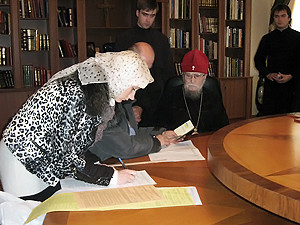 Харьковский митрополит проголосовал на дому