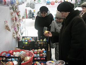 В центре Харькова торгуют зайцами, елками и стеклянными шарами