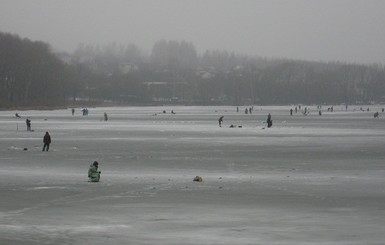 Харьковчанам угрожает зима: Рыбаки пробуют сверхтонкий лед, а водители лихачат на скользких дорогах