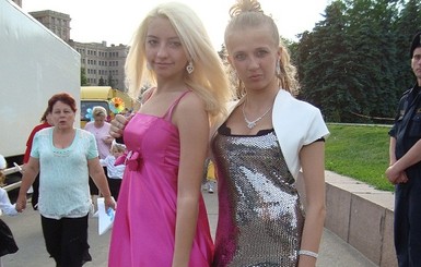 Харьковские выпускницы отказываются от блестящих тканей