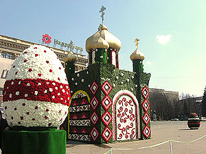 В Харькове к Пасхе сделали храм и крашенки из живых цветов