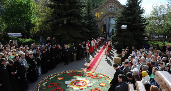 Патриарх Кирилл в Харькове развел тучи и причастил VIP-персон