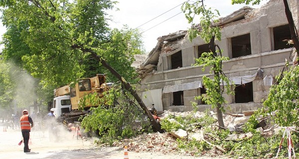 Заброшенное здание на Сумской рухнуло прямо на дорогу