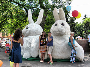 В центре Харькова поселились 4-метровые кролики