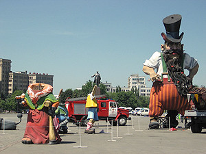 На главной площади Харькова собирают огромного Карабаса-Барабаса