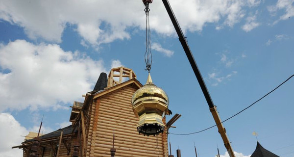 Купола и колокола церкви в Саржином яру освятили