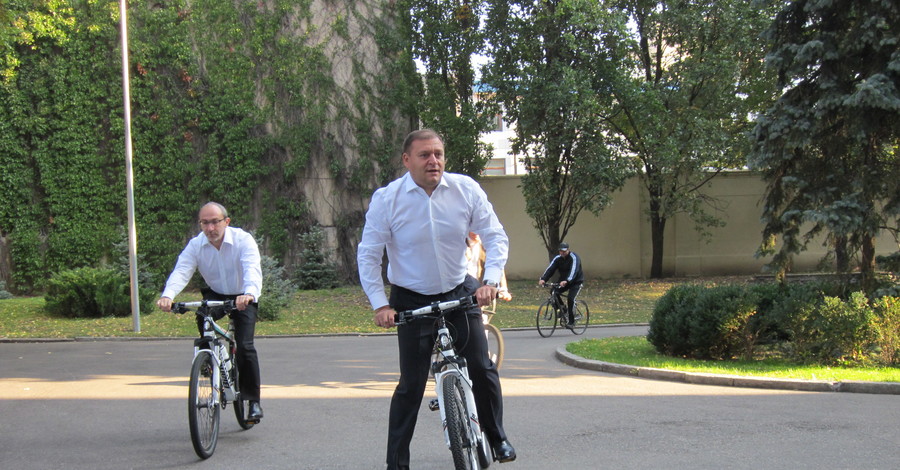 Добкин и Кернес приехали на работу на велосипеде