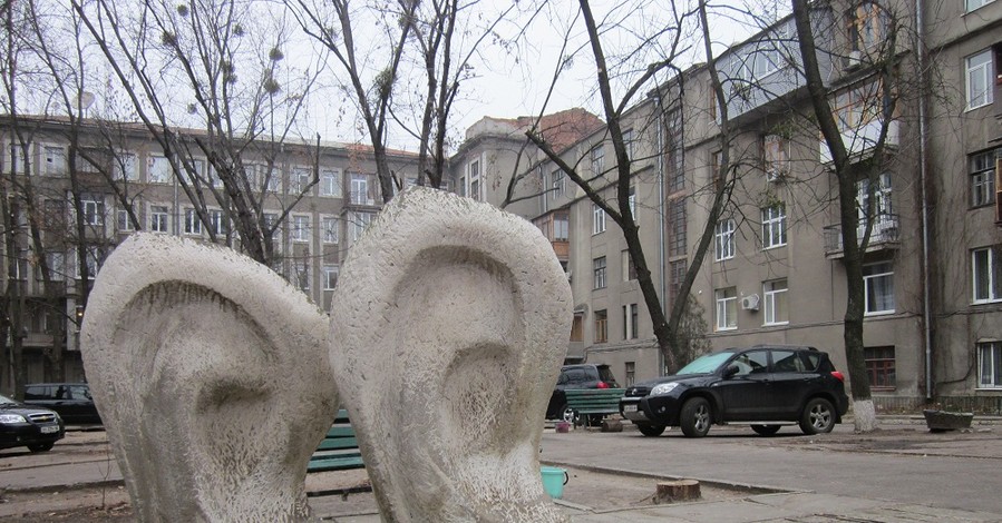 Харьковские дворики: под окнами живут лешие и растут уши