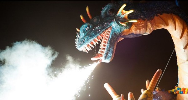 На главной площади Харькова 20-метровый дракон изрыгает пламя