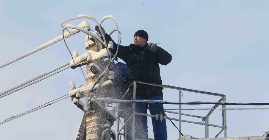 Ущерб от морозов: По всему городу рвутся трубы, 1000 человек остались без света
