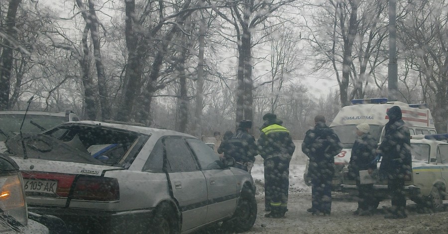В Харькове на нечищенной дороге погибли двое