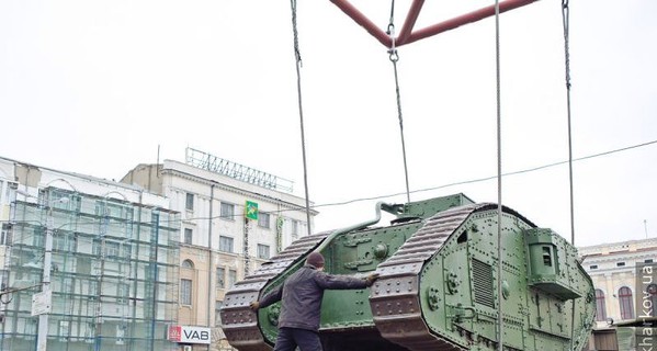 Харьков украшает самолет, испытанный Коккинаки, и танк-подарок от Ворошилова