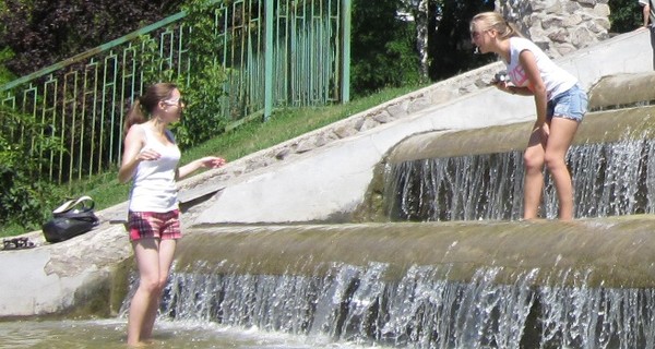 Вода в фонтанах кишит бактериями и бьется током
