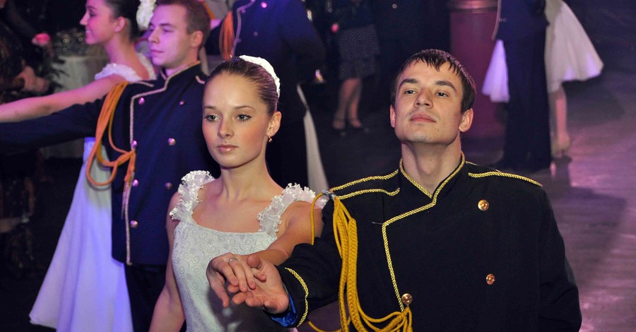 Харьковские офицеры готовятся к балу
