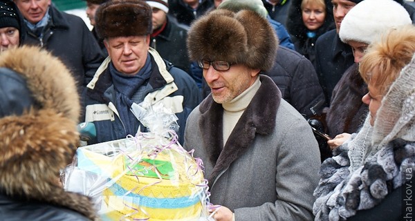 Харьковчане из пострадавшей от взрыва высотки отблагодарили мэра тортом