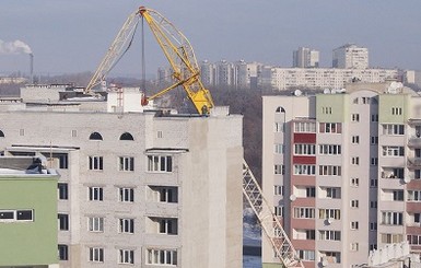 В Харькове на новостройку завалился кран