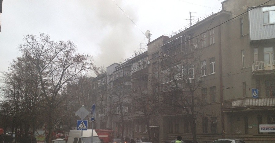 Дом в центре Харькова тушили восемь пожарных машин