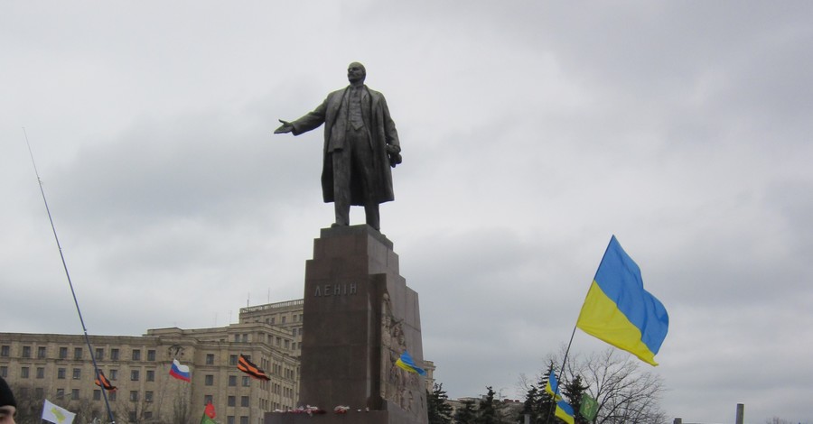 По всей области коммунисты спасают памятники Ленину 