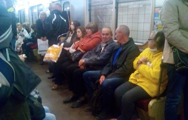В Киеве остановилось метро – на рельсы упал человек