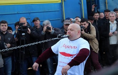 Львовский педиатр зубами протащил 56-тонный вагон 18 метров