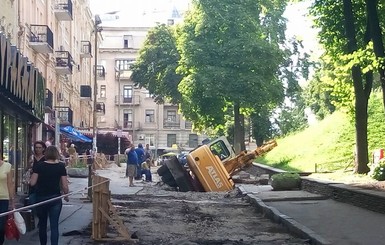 В Киеве на Золотых воротах провалился кран
