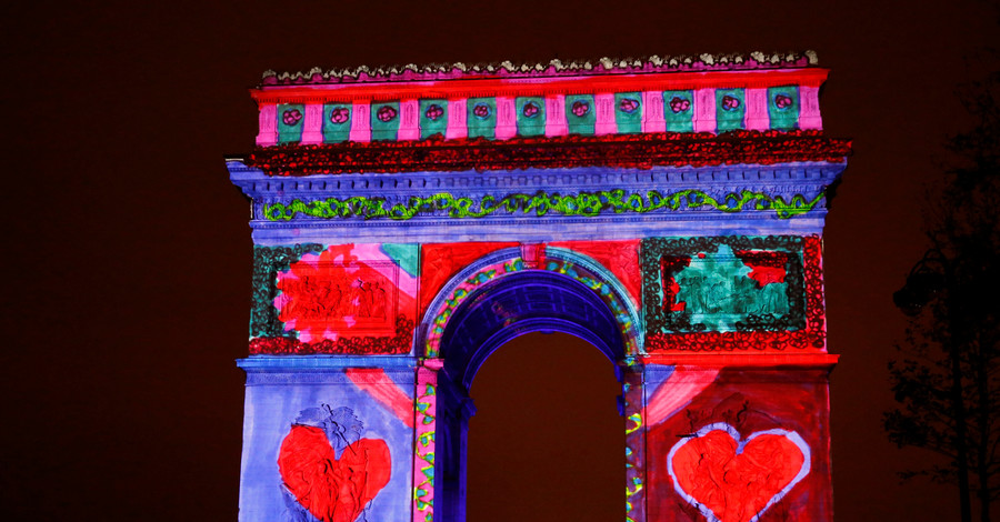 В новогоднюю ночь Триумфальную арку в центре Парижа осветили прожекторами