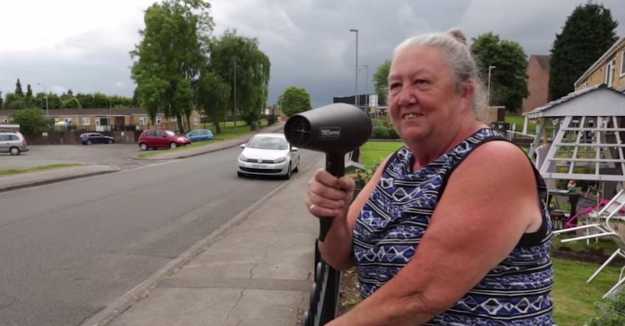 Британская пенсионерка использует фен вместо радара, чтоб отпугнуть гонщиков