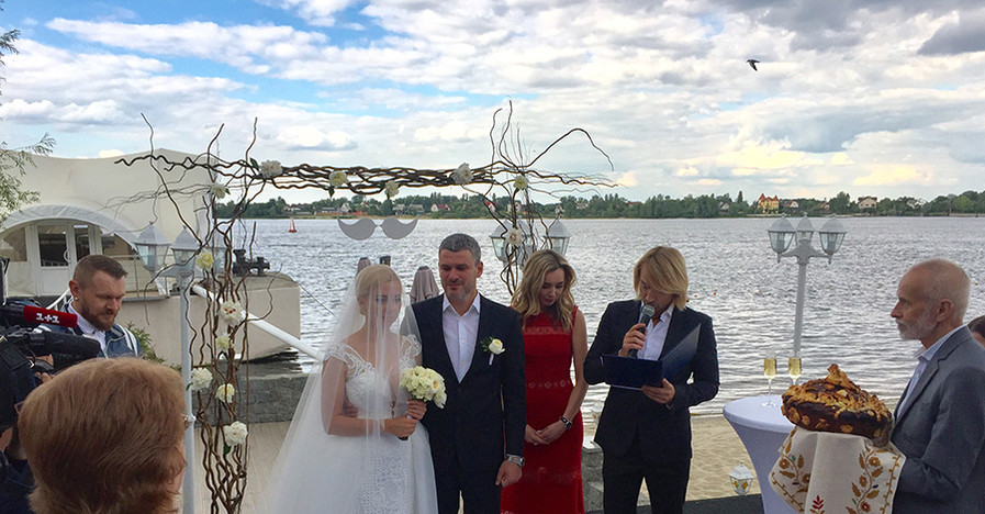 Олег Винник стал тамадой на свадьбе по капризу звездной невесты