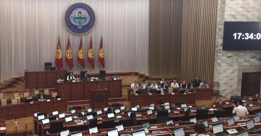 В Кыргызстане мужчины-депутаты ушли из заседания по правам женщин