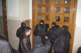 Харьковскую мэрию захватили бойцы в черных масках 