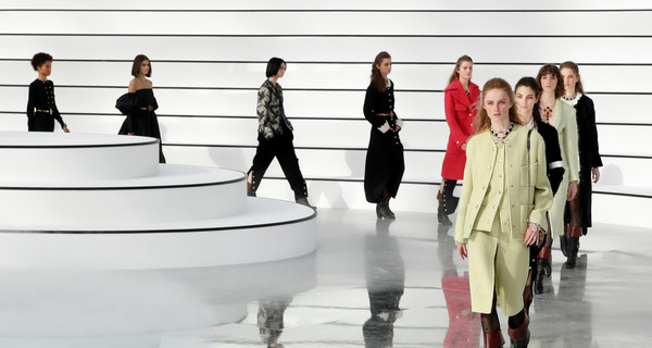 Широкие брюки и большие кресты: Chanel показали новую коллекцию на неделе моды в Париже