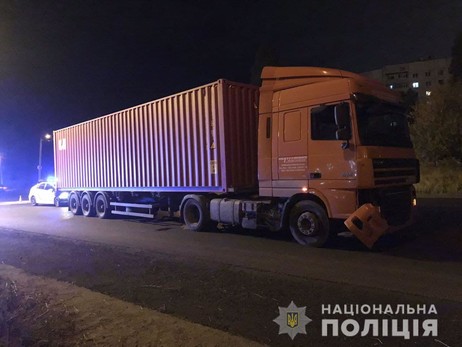 В Харькове грузовик сбил двух подростков на пешеходном переходе: один из них умер