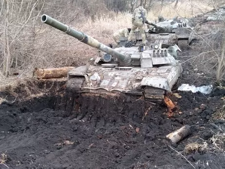 Украинские военные откопали и взяли на вооружение танки, брошенные оккупантами в грязи  