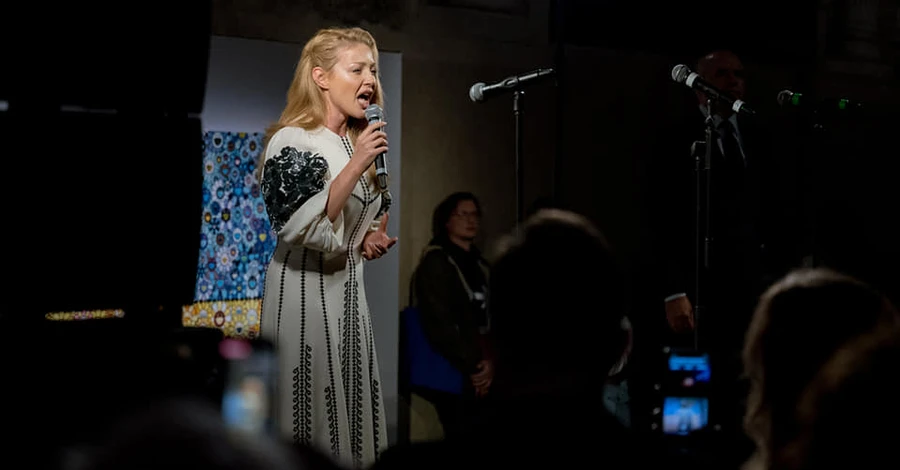 Тина Кароль в вышиванке исполнила гимн Украины на международном арт-форуме Венецианского Биеннале