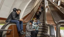 Люди укрываются в метро во время тревоги в Киеве