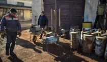Рабочие производят дровяные печи на фабрике во Львове