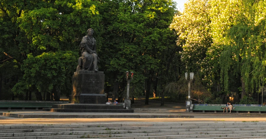 У Києві парк Пушкіна перейменували на Багряного, а вулицю Драйзера - на Рейгана