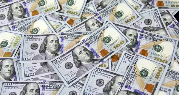 Гривна слабеет, доллар укрепляется: стоит ли покупать валюту в марте