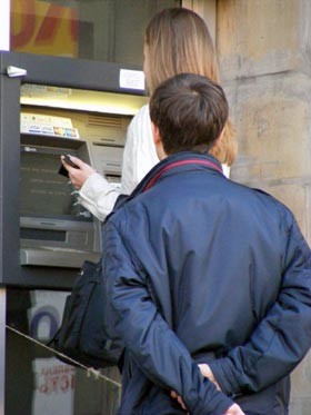 Жители города кинулись к банкоматам 