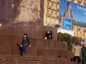 Памятник Ленину залили краской  