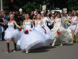 50 невест танцевали полонез на площади Свободы 