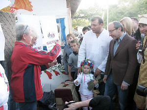 Печенежское поле-2010: Добкин приехал с детьми, а Кернес - с женой