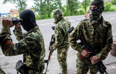 Возле погранотряда в Луганске собираются ополченцы и казаки