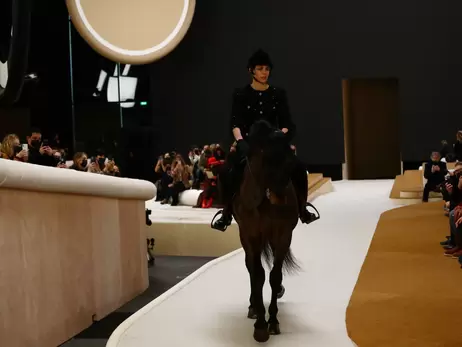 Внучка Грейс Келли Шарлотта Казираги открыла показ Chanel в Париже верхом на лошади